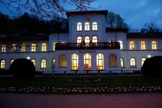 Badehaus bei Nacht